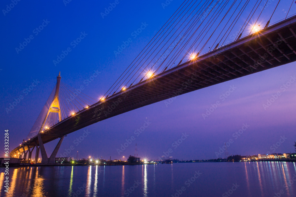Naklejka premium Night view of the Bhumibol II bridge