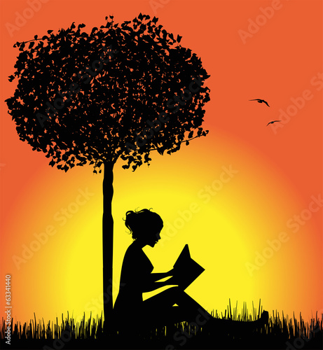 donna silhouette che legge un libro sotto un albero