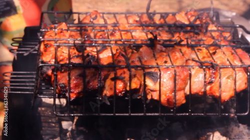 шашлык мясо жарится на углях