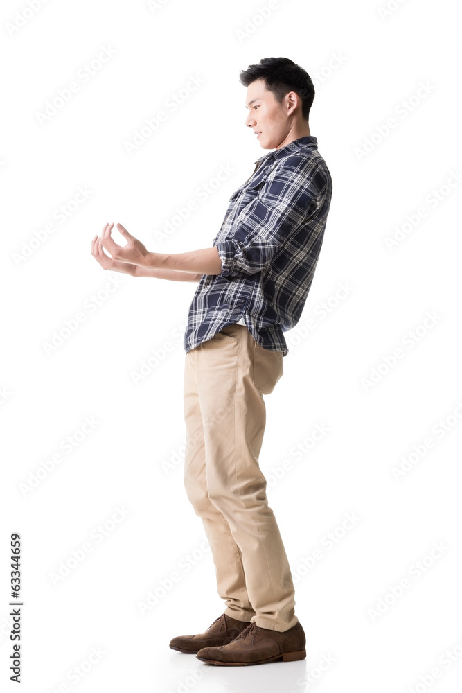 Naklejka premium Asian young guy carry or take something