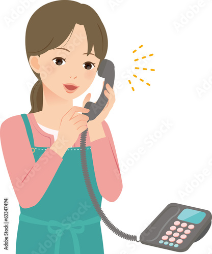 電話で楽しそうにしゃべるエプロン姿の女性