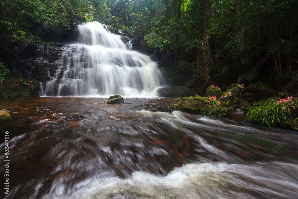Fototapeta premium Mhundaeng waterfall Phu Hin Rong Kla; National Park