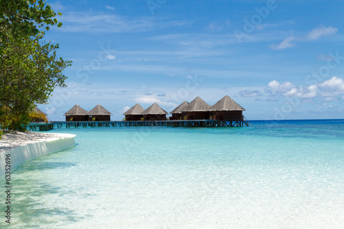 Fototapeta Naklejka Na Ścianę i Meble -  Water villas and beautiful shallow Maldives