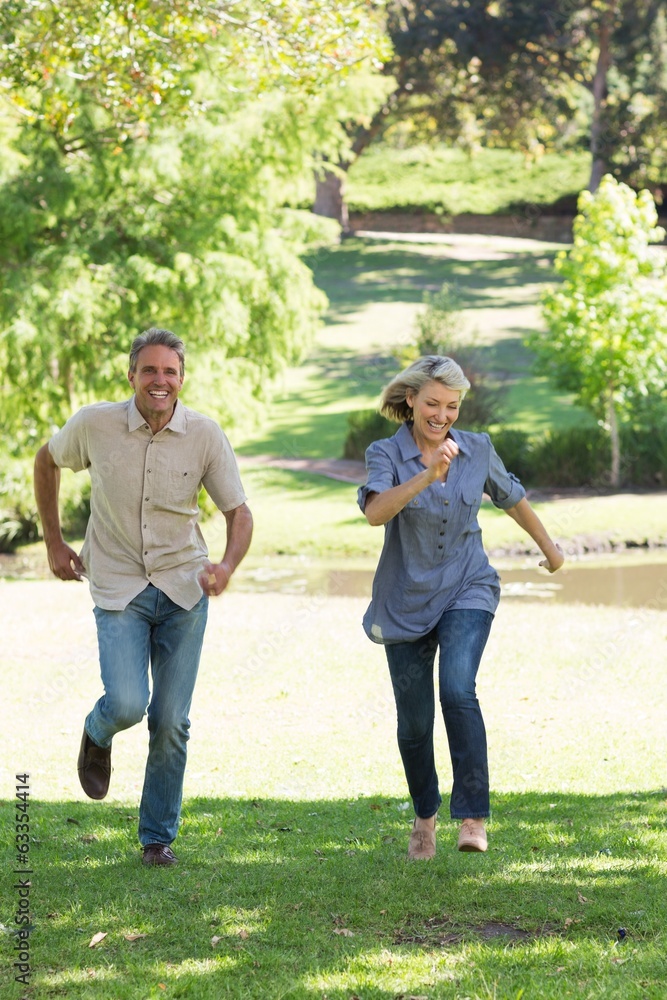 Obraz premium Couple running in park
