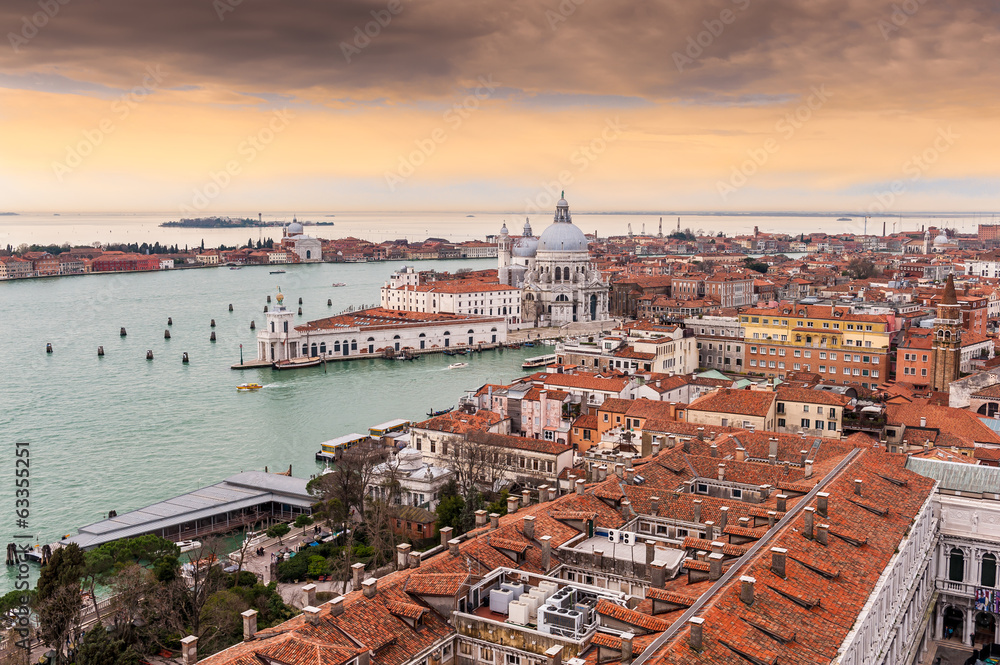 Santa Maria della Salute et Les toits de Venise depuis le Campanile de la place Saint-Marc en Vénétie, Italie
