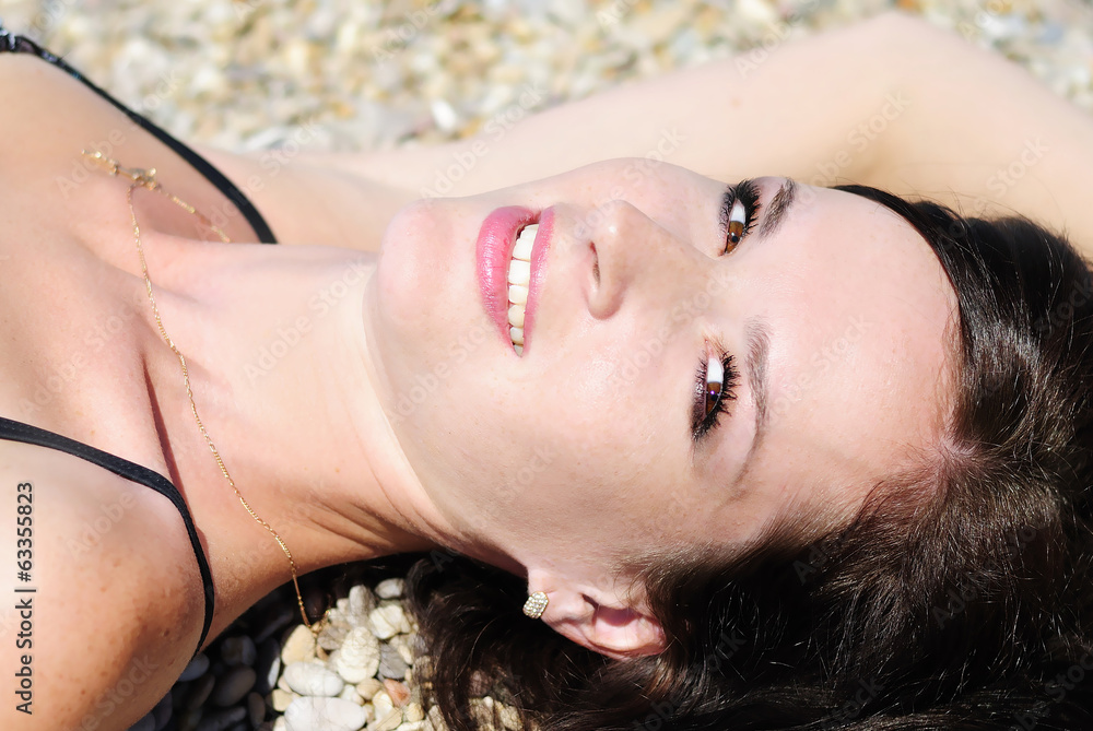 Naklejka premium beautiful girl lying on the beach