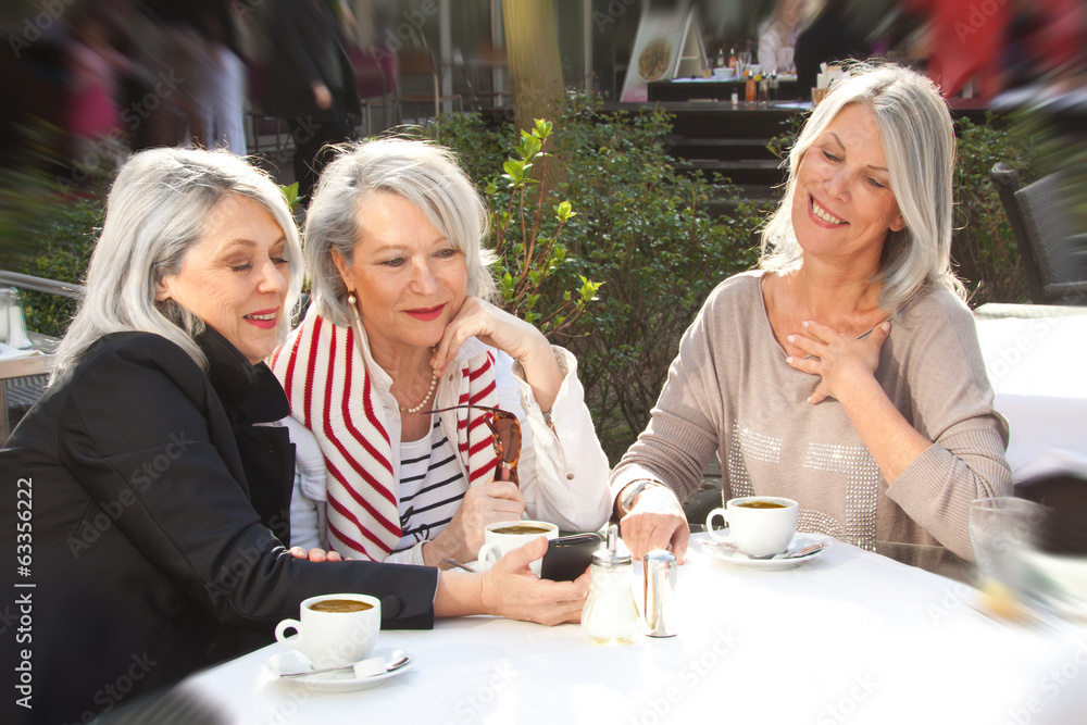 Freundinnen in der Stadt Kaffee trinken Freundinnen in der Stadt Kaffee trinken