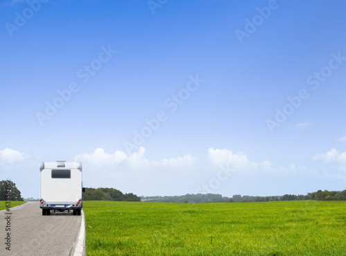 Reisemobil auf der Landstraße