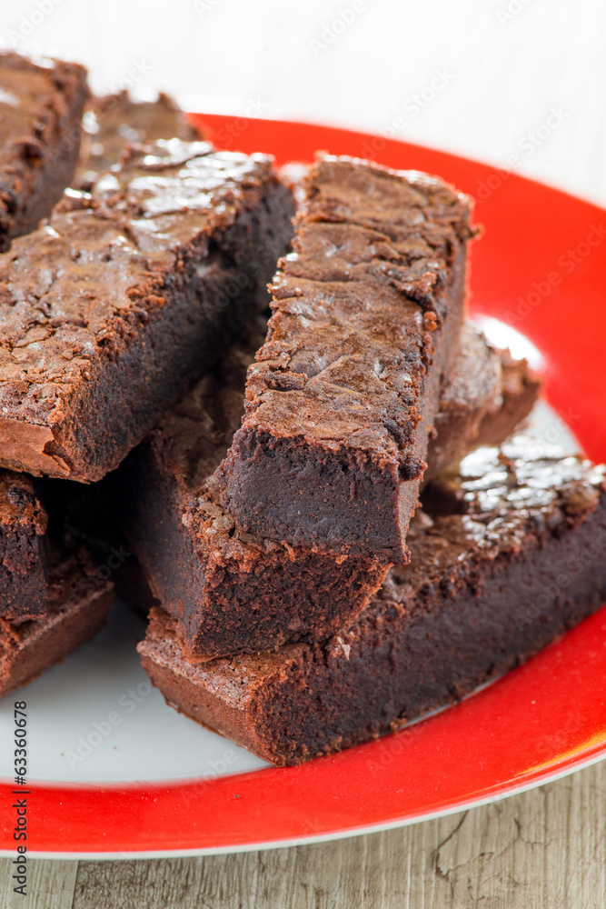 Quadrotti di brownies al cioccolato su un piatto di ceramica Quadrotti di brownies al cioccolato su un piatto di ceramica