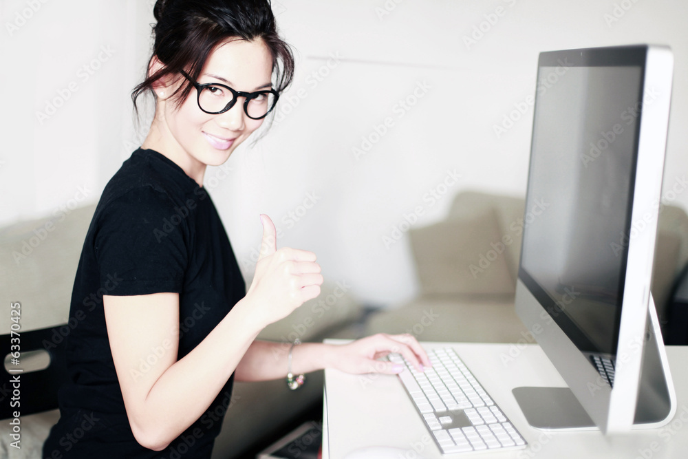 junge Frau mit Computer am Arbeitsplatz junge Frau mit Computer am Arbeitsplatz