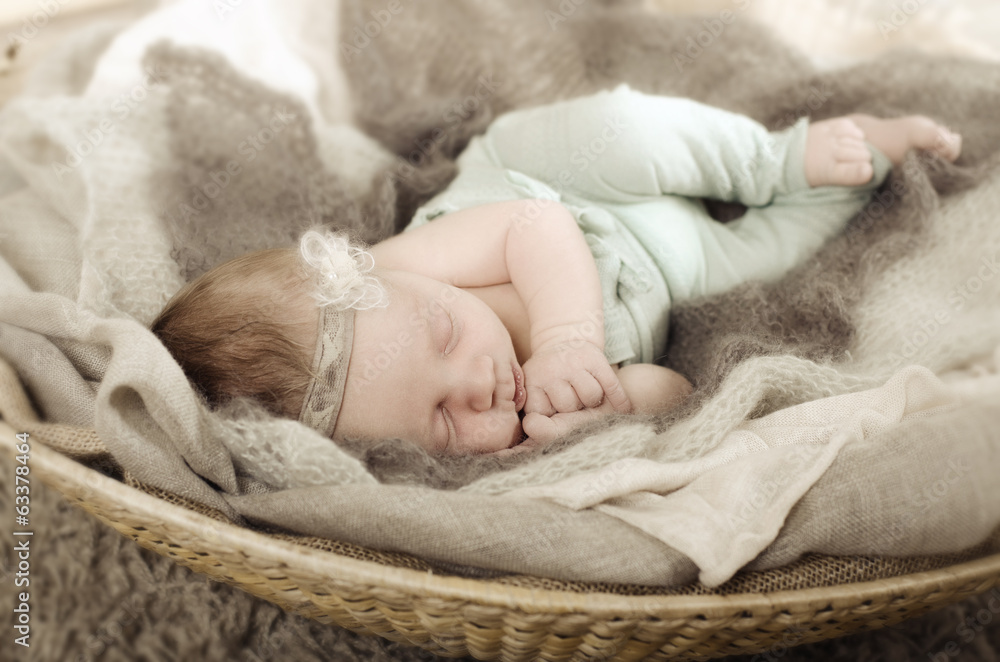 Baby schläft im Korb Baby schläft im Korb