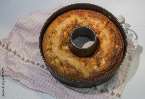 Ciambella italiana di mele pinoli noci anacardi e mandorle