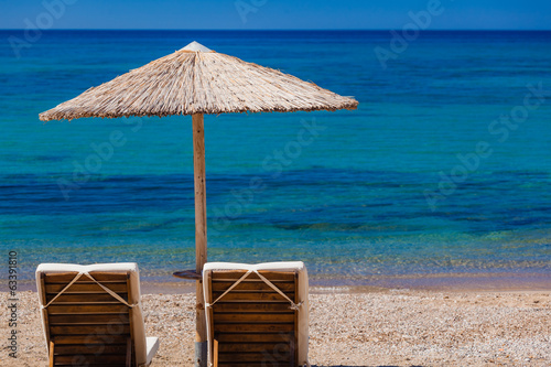 Fototapeta Naklejka Na Ścianę i Meble -  view of the beach with chairs and umbrellas
