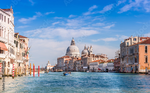 La basilique Santa Maria della Salute sur le Grand Canal à Venise © FredP
