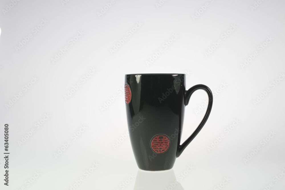 tazza nera su sfondo bianco