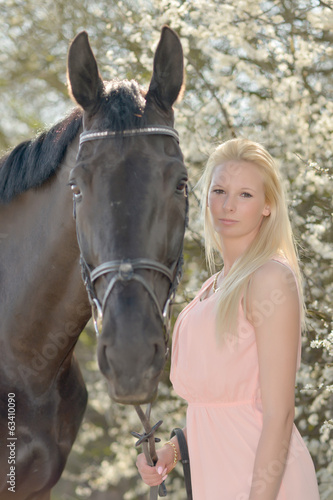 Portrait de la belle jeune femme avec cheval