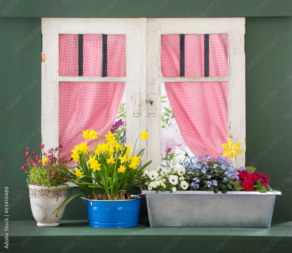 Altes Holzfenster mit Frühlingsblumen - obrazy, fototapety, plakaty 
