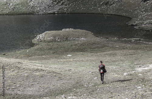 Escursionista in montagna photo