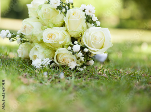 Photo Bridal bouquet on grass at the park