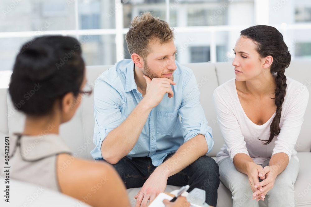Obraz premium Unhappy couple at therapy session