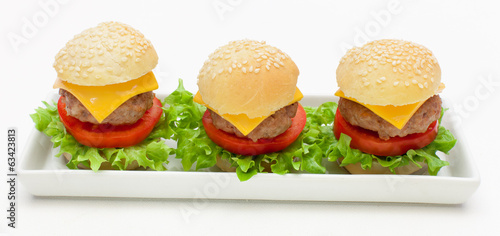 Miniburger auf weißer Platte