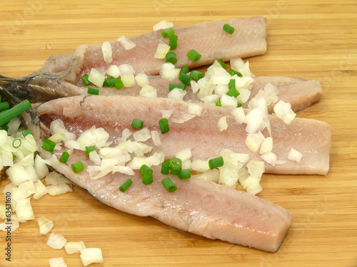 doppelmatjesfilet mit zwiebeln photo