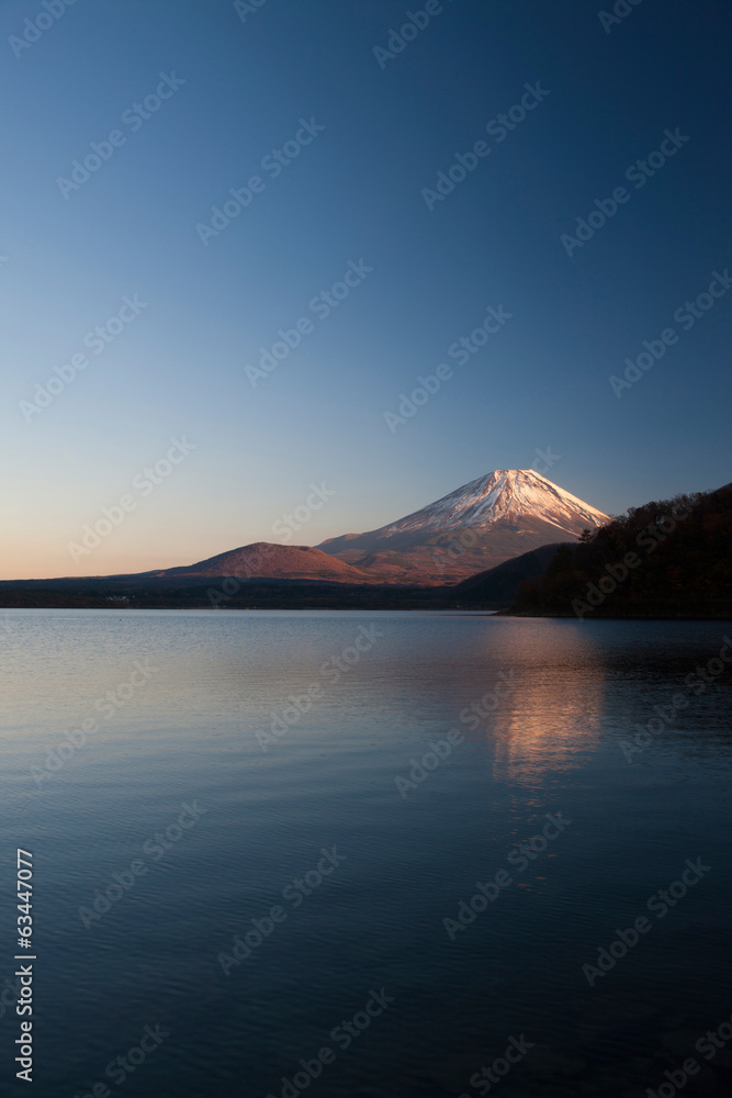 本栖湖からの夕日に染まる富士山