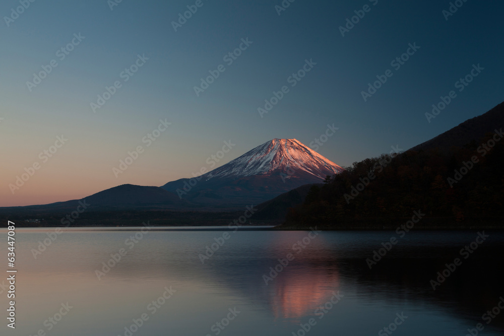 本栖湖からの夕日に染まる富士山