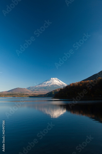 本栖湖からの秋の富士山