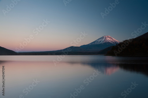 本栖湖からの夕日に染まる富士山 © sakura