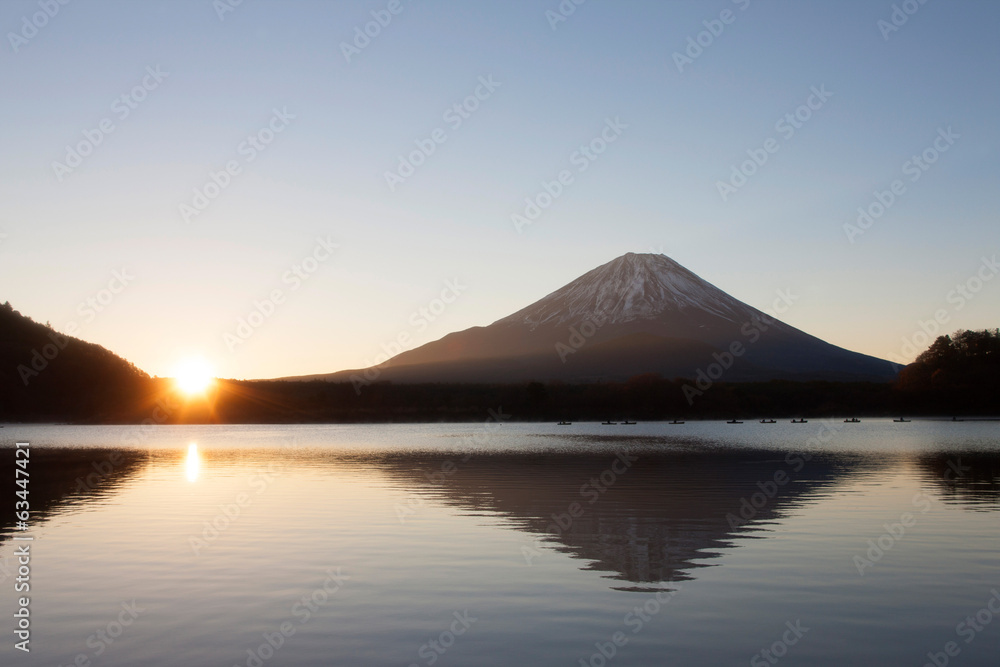 精進湖から夜明けの富士山