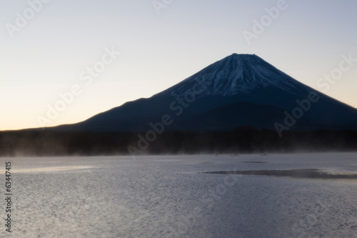 Fototapeta Naklejka Na Ścianę i Meble -  精進湖から夜明けの富士山