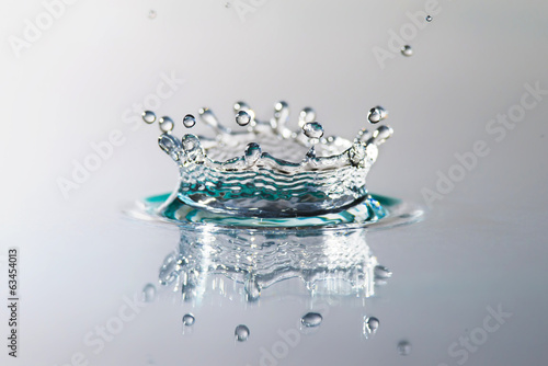 Goccia d’acqua che cade  formando una corona cristallina