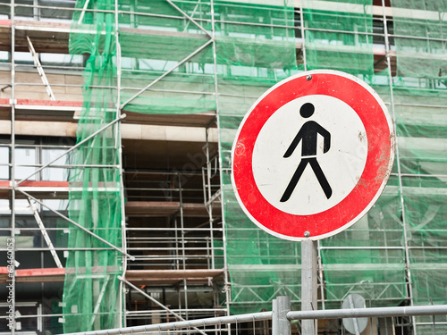 Bauarbeiten - Verkehrsschild - Verbot für Fussgänger