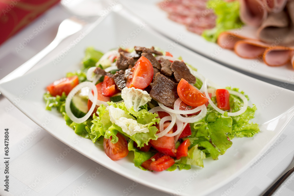 Vegetable salad with beef meat