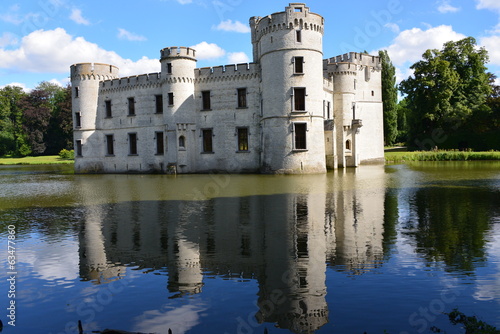 Le château de Bouchout dans son vaste étang à Meise