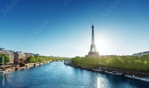 Eiffel tower in sunrise time © Iakov Kalinin