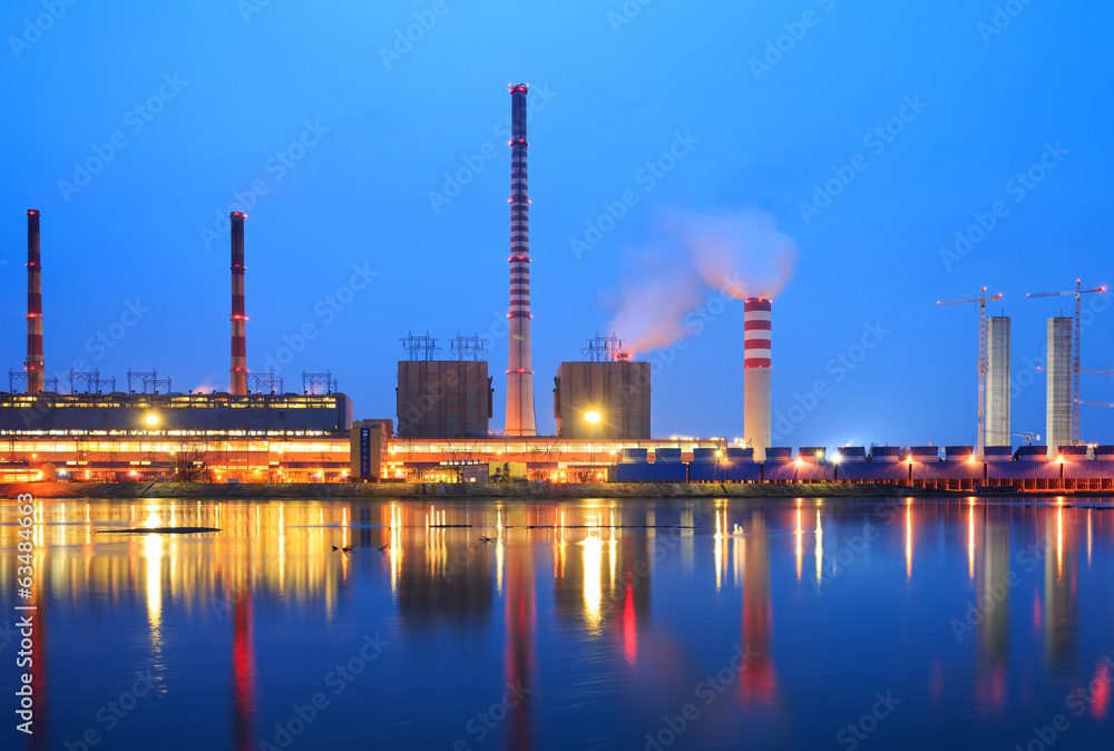 Obraz premium The smoke from the chimney power plant at night