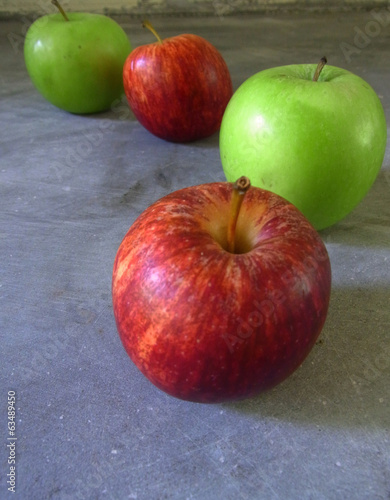red and green apple