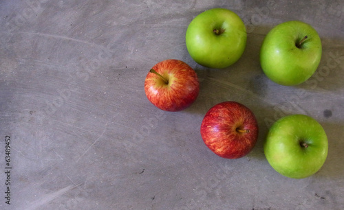 red and green apple