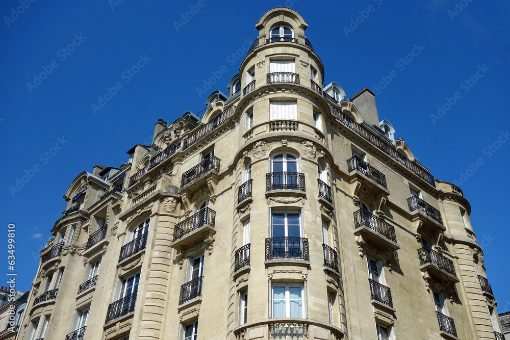 Immeubles parisiens sur fond de ciel bleu
