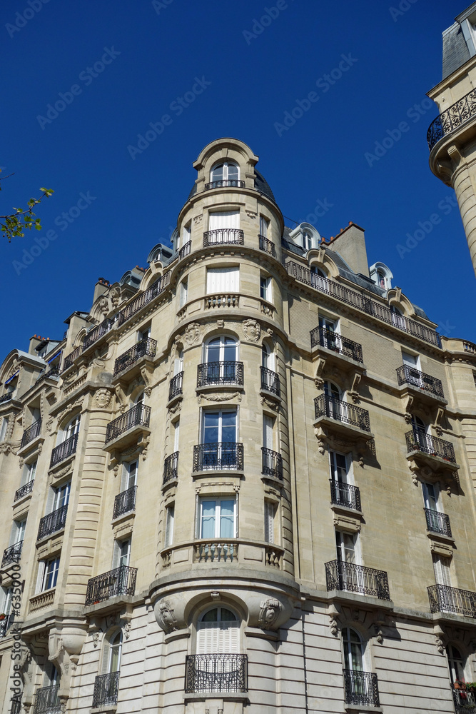 Obraz premium Immeubles parisiens sur fond de ciel bleu