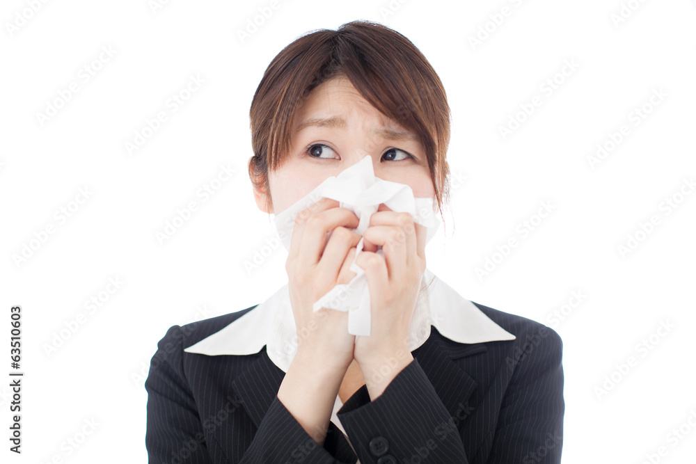 鼻をかむ女性 鼻をかむ女性