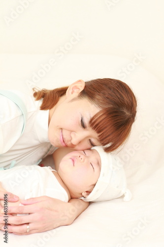 赤ちゃんを寝かしつけるママ