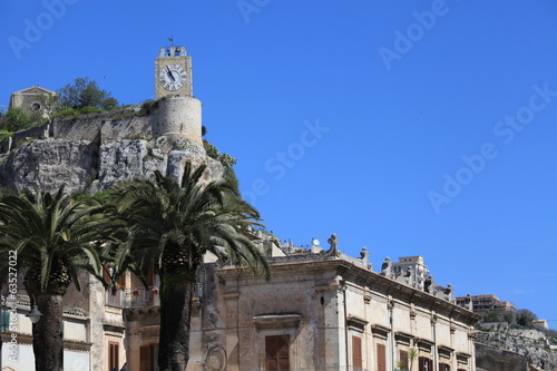 Modica, castello dei Conti, torre con l'orologio.