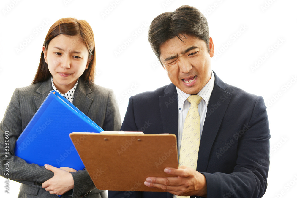 苦悩するビジネスマンとOL