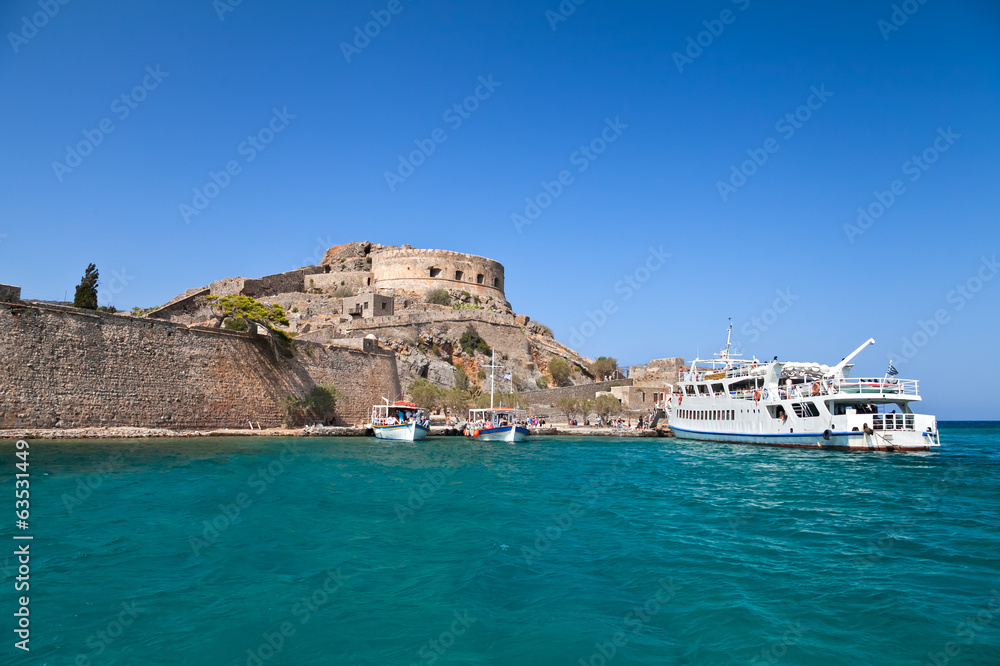 Греция. Крит. Вид на крепость Спиналонга с моря