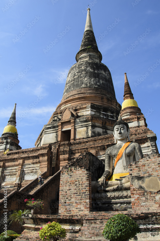 Fototapeta premium Wat Yai Chai Mongkol in Ayutthaya, Thailand
