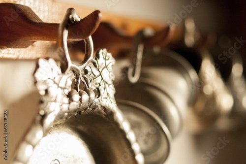 Quadro su tela Old pewter dishes hanging on wall