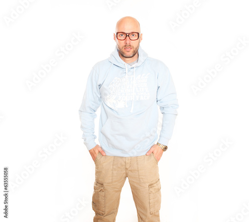 Mann mit Hoodie in Hellblau